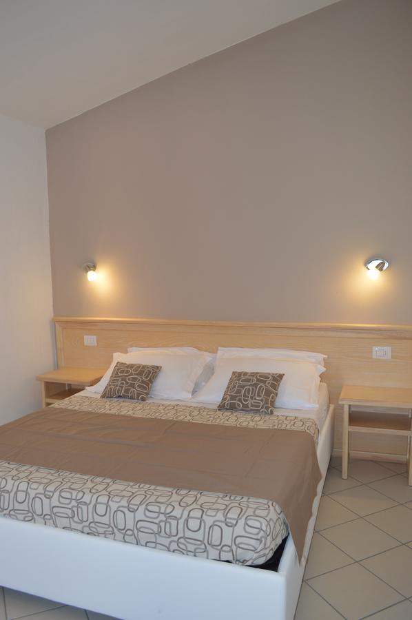 Guest Rooms Affittacamere San Teodoro  Exteriér fotografie
