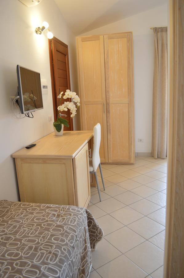 Guest Rooms Affittacamere San Teodoro  Exteriér fotografie